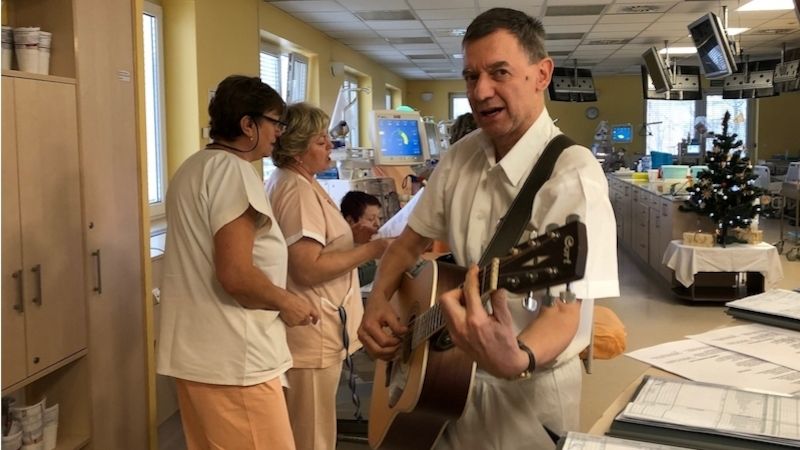 Pacientům Dialýzy Šumperk přišel zazpívat koledy primář s kolektivem zdravotníků